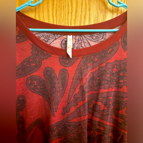 Fun black paisley print on a red background. Three quarter length sleeve.Size 1X - Picture 1 of 4